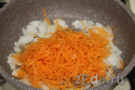 Как только лук станет прозрачным, добавляем к нему морковь, натёртую на средней тёрке, перемешиваем и обжариваем овощи до мягкости морковки (ориентировочно в течение 4-5 минут), периодически помешивая.