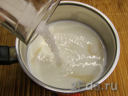 Для приготовления ирисок лучше всего взять сотейник (или небольшую кастрюлю) с толстым дном или с антипригарным покрытием. Наливаем в сотейник молоко и разогреваем его, чтобы оно стало горячим, но до кипения доводить не нужно. В горячее молоко добавляем ванилин (или ванильную эссенцию), всыпаем сахар и перемешиваем.