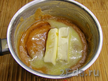 В горячую смесь кладём сливочное масло, мёд и тщательно перемешиваем ложкой.
