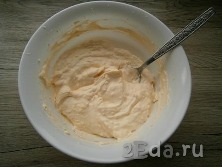 Так как смесь для мороженого остается белого цвета, я добавила в нее немного пищевого красителя оранжевого цвета. Далее добавить в получившуюся смесь чайную ложечку коньяка (если мороженое не предназначается для детей), перемешать.