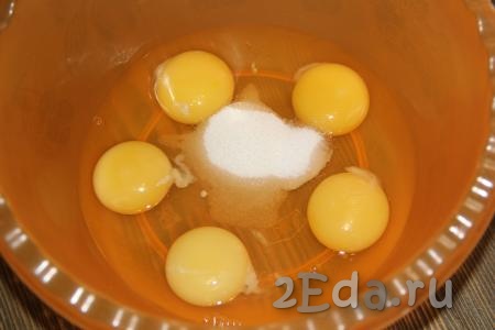 Для приготовления теста соединить яйца, сахар и соль.