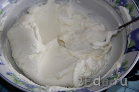 Для приготовления крема соединить творожный сыр и сахарную пудру, тщательно перемешать.