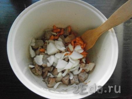 Далее добавить нарезанные произвольными кусочками репчатый лук и морковь, перемешать и готовить до сигнала (еще 10 минут).