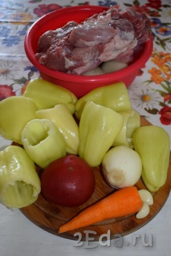 Подготовим продукты для приготовления фаршированного перца на сковороде. Болгарский перец очистим от семян и плодоножек.