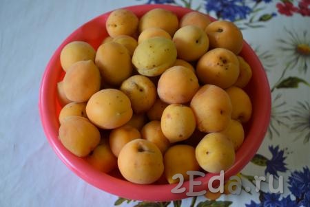 Переберем абрикосы, отобрав целые, не порченые и не мятые плоды.