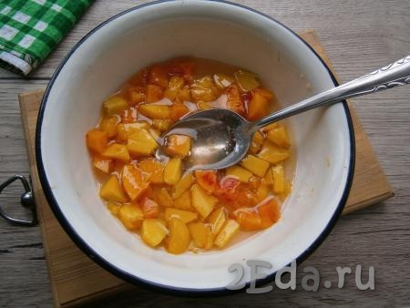 Поместить персики в горячий сироп, снятый с огня, и оставить до остывания.