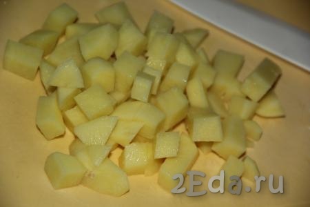 Картофель очистить и нарезать на кубики среднего размера.