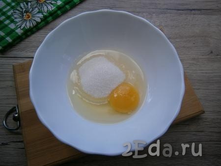 Для приготовления кляра: к яйцу добавить сахар, ванилин и щепотку соли.