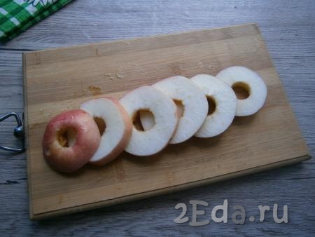 Нарезать яблоки колечками толщиной около 0,5-1 см.
