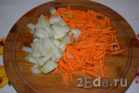 Очистим лук и морковь, нарежем их на мелкие кусочки.