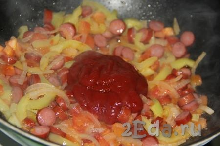 Затем добавить томатную пасту (или кетчуп), перемешать и потомить 2-3 минуты.