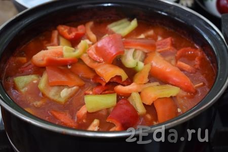 Кладем болгарский перец в томат, перемешиваем и варим его на небольшом огне 12-15 минут с момента закипания.