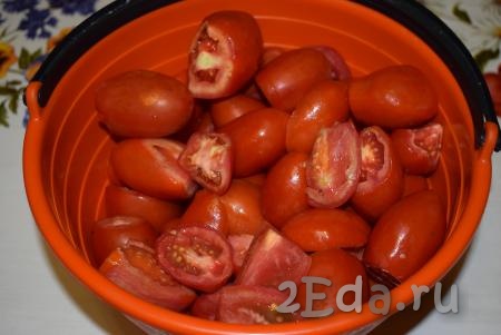 Моем помидоры и режем их дольками. Для приготовления томата на зиму лучше использовать помидоры сорта "сливки", так как они более мясистые, а значит томат у нас получится густой - что нам и требуется.