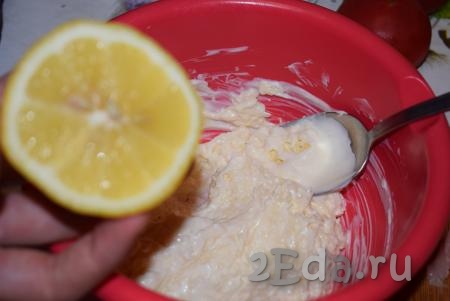 В миску к сыру кладем майонез и выдавливаем к нему сок половины лимона.