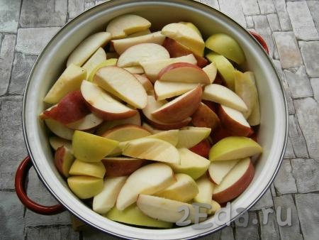 Сверху выложить дольки яблок, очищенные от семечек и сердцевины.