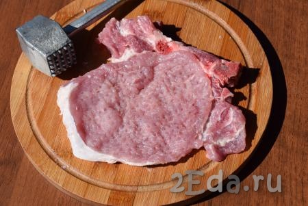 Подготовленные кусочки свинины на косточке отбить с двух сторон молоточком, делать это нужно аккуратно, чтобы не раздробить косточки, иначе небольшие осколки костей могут попасть в мясо.