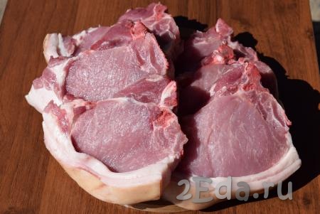 Разрезать порубленное мясо на кусочки.