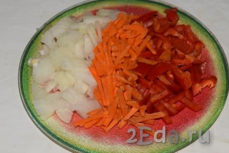 Нарежем морковь, болгарский перец и лук тонкими полосками.