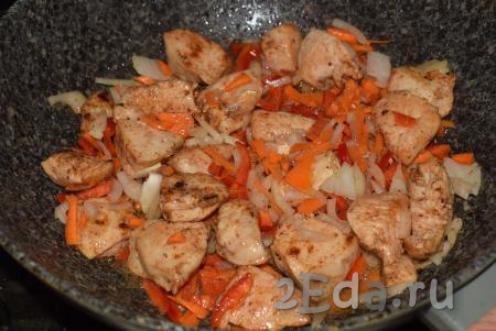 Когда куриное филе полностью зарумянится, добавим к нему нарезанные морковку, лук и болгарский перец, накроем сковороду крышкой, убавим огонь и готовим, примерно, 10 минут (до готовности овощей), периодически помешивая.