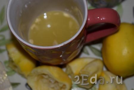 Отожмем сок из лимонов. Для того чтобы сок легко выжимался, предварительно можно покатать лимоны по столу, сильно надавливая на них ладонью.