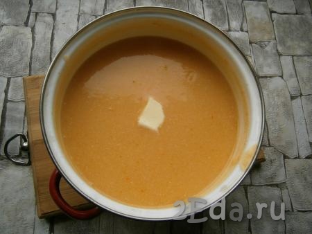 Добавить в кастрюлю кусочек сливочного масла, снова довести суп до кипения, постоянно помешивая.