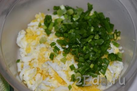 Зеленый лук (если используете) нарезаем мелко. В миске смешиваем яйца, натертые на крупной терке, соль и измельченный зеленый лук.