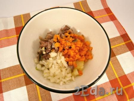 Затем воду с лука слить. Лук и нарезанную кубиками вареную морковь добавить к селедке и картофелю.