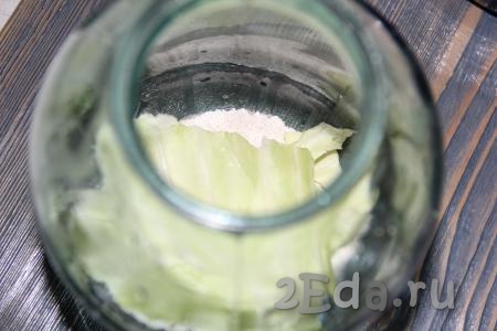 ​​​​​​​Накрыть муку листом капусты.