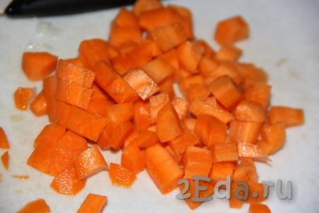 Нарезать на мелкие кубики очищенную морковь.