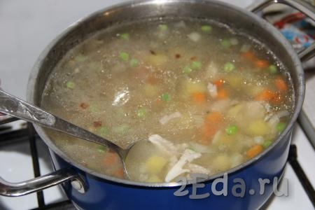 Когда картошка будет практически готова, добавить в куриный суп обжаренный лук и зеленый горошек, варить 5 минут. Можно приготовить этот суп и без зеленого горошка, будет тоже вкусно. 