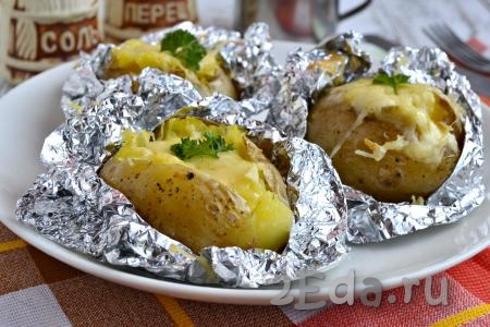 Картофель, запеченный с сыром в фольге