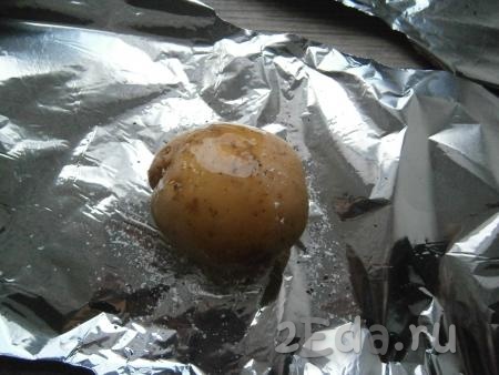 Каждую картофелину поместить на кусок фольги, посолить и поперчить, полить 0,5 чайной ложки растительного масла.