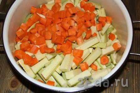 ​​​​​​​В большую кастрюлю выложить кабачки и морковь.
