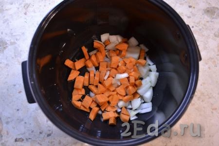 Морковь, картошку и лук очистить. Лук и морковь нарезать средними кубиками (или кусочками), выложить в чашу мультиварки, добавить растительное масло.