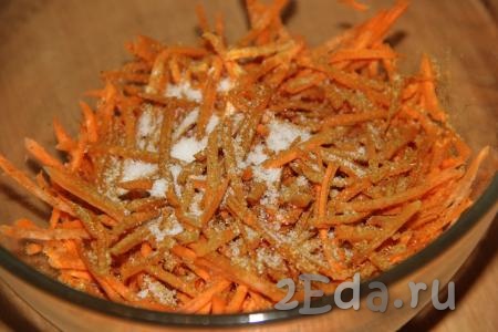 Морковь очистить, натереть на тёрке для моркови по-корейски. К натертой морковке добавить приправу для моркови по-корейски и соль, тщательно перемешать.