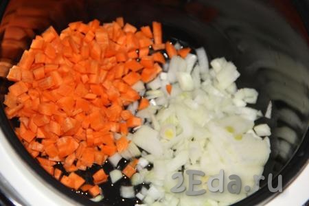 Горох предварительно замачивать не нужно. Картошку, морковь и лук очистить. Морковку нарезать на кубики (или натереть на крупной тёрке), мелко нарезать лук. Растительное масло влить в чашу мультиварке, добавить нарезанные лук и морковь.