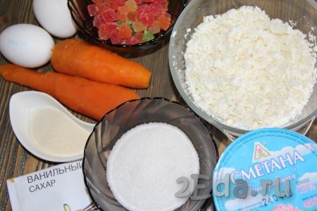 Подготовить продукты для приготовления творожной пасхи в духовке. Морковь заранее сварить, остудить и очистить. Творог можно использовать любой жирности. Вместо цукатов можно взять изюм, курагу или орехи.