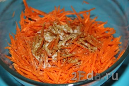 Добавить к натертой моркови соль и приправу для моркови по-корейски, перемешать и оставить минут на 30. Кстати, для этого блюда можно использовать покупную морковь по-корейски. По прошествии времени хорошо отжать морковь от выделившегося сока.