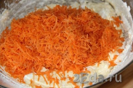 Добавить в тесто очищенную и натертую на мелкой тёрке морковь.