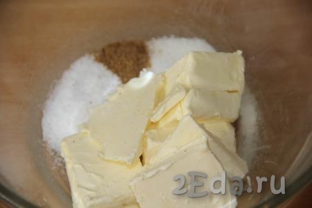 Сливочное масло заранее достать из холодильника и оставить при комнатной температуре. Масло должно стать мягким. Выложить масло в миску, добавить черный молотый перец, сахар и соль.