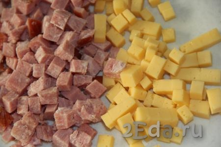 Ветчину и сыр нарезать на небольшие кубики.