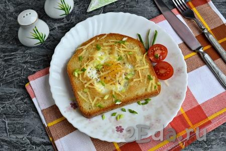 Яичница в хлебе на сковороде