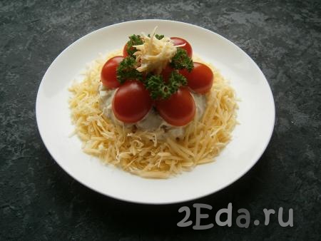 Вокруг салата разместить натертый сыр, сверху выложить половинки помидоров черри. Украсить салатик зеленью и сыром.