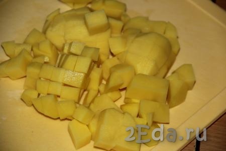 Картофель очистить и нарезать на кубики.