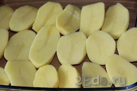 Картофель очистить и разрезать на крупные дольки (я использовала картофель среднего размера, поэтому разрезала его пополам) и выложить в форму для запекания.