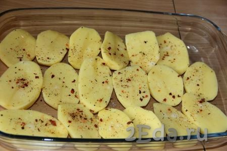 Посолить и добавить любые специи к картофелю.