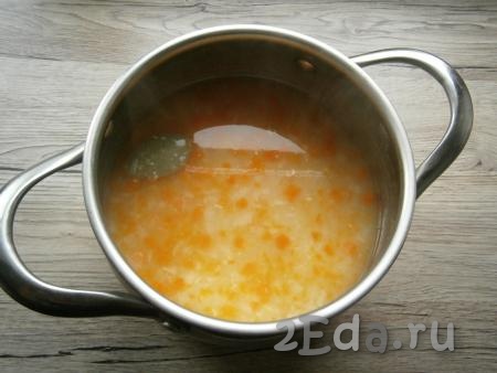 Добавить в кастрюлю лавровый лист, варить суп на слабом огне еще 5 минут, после чего выключить газ. Кастрюлю с супом накрыть крышкой и дать ему настояться минут 10.