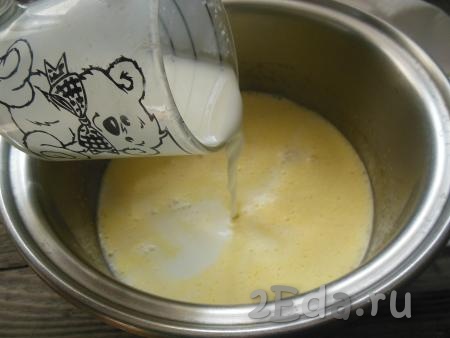 В яично-сахарную массу влейте молоко.