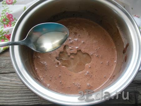 Взбейте массу при помощи миксера до полной однородности. В конце взбивания добавьте рафинированное растительное масло. Блинное шоколадное тесто оставьте на 20-25 минут для набухания клейковины. 