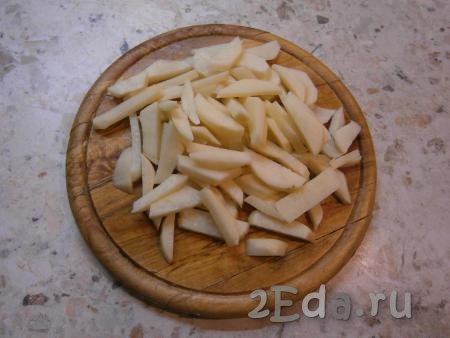 Картофель и лук очистить. Картошку нарезать брусочками.